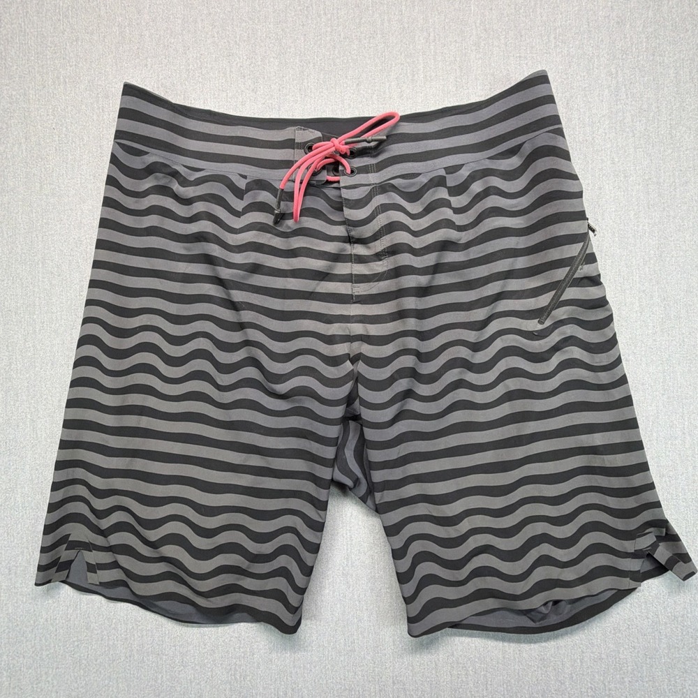 Lululemon Athletica‎ Size XL Black and Gray Wave Pattern Men's Swim Shorts